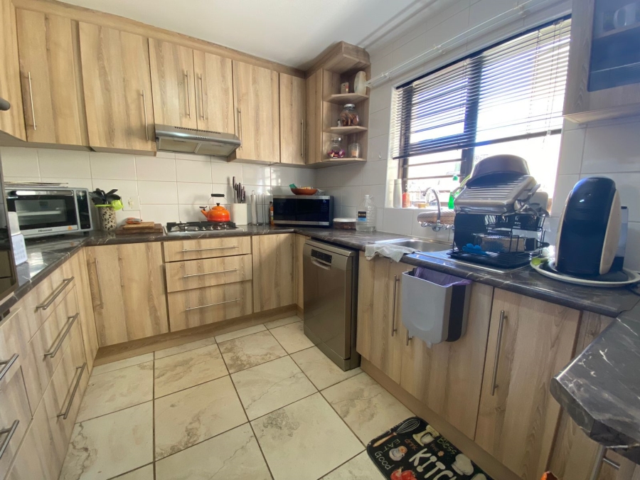 To Let 2 Bedroom Property for Rent in Table View Western Cape